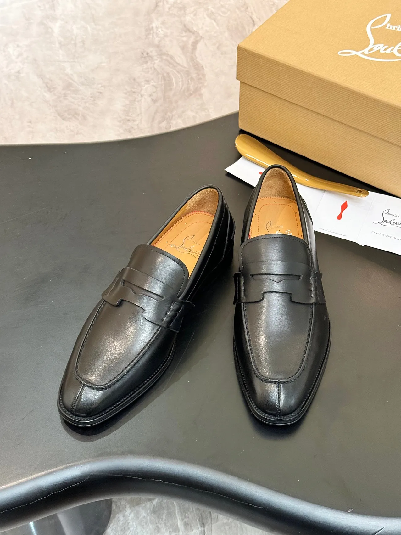 [CL red sole shoes] Top P: 1020💰 Size 39-44 (⚠️38.45.46.47 custom-made, non-returnable and non-exchangeable) 🆑High-end men's business formal leather shoes, original authentic top quality goods ••✅💯 Top original order purchasing agent! Original imported patterned cowhide ➕Imported cowhide lining ➕Cowhide feet ➕Original leather outsole~🉑️Feel free to compare the authentic ones!